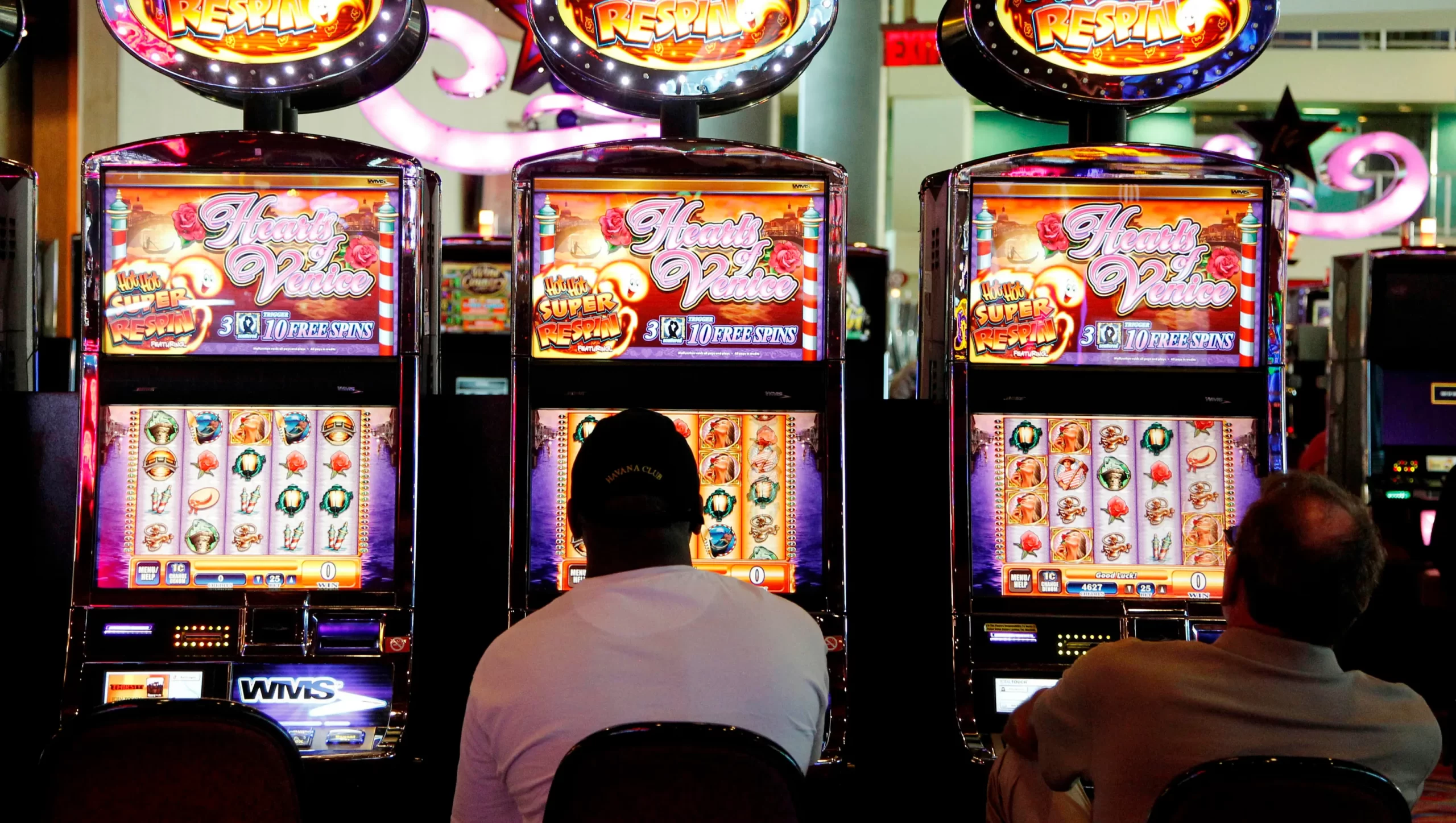 Is it better to play one slot machine or move around