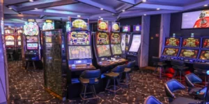 How to Win at Slot Machines: Strategies and Tips